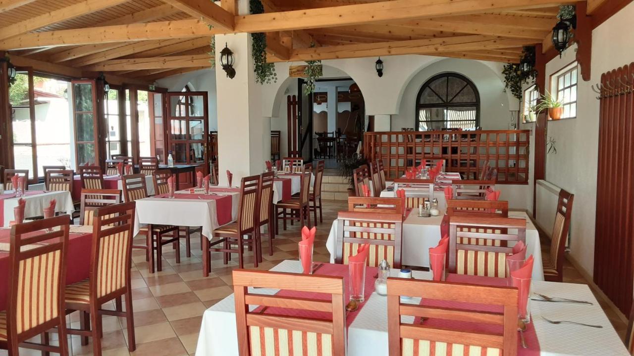 Отель Pannon Panzio Restaurant Паннонхальма Экстерьер фото